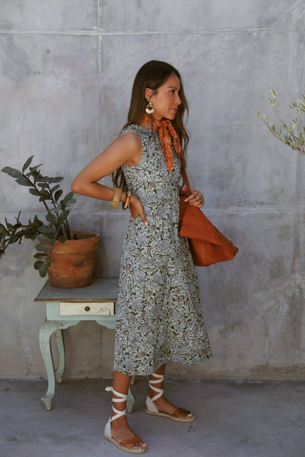 https://fascinagal-blogs.s3.us-east-2.amazonaws.com/Sincerely-jules-sezane-spring-dress-scarf-espadrilles-look-1000x1500.jpg